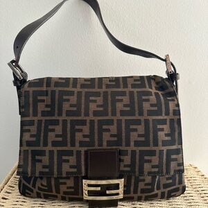 Fendi Mamma Baguette shoulder bag in brown Zucca canvas!